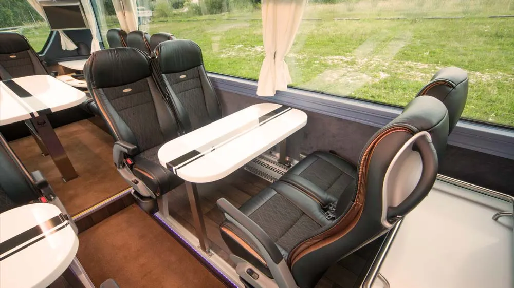 Lounge-Ausstattung im Tourbus